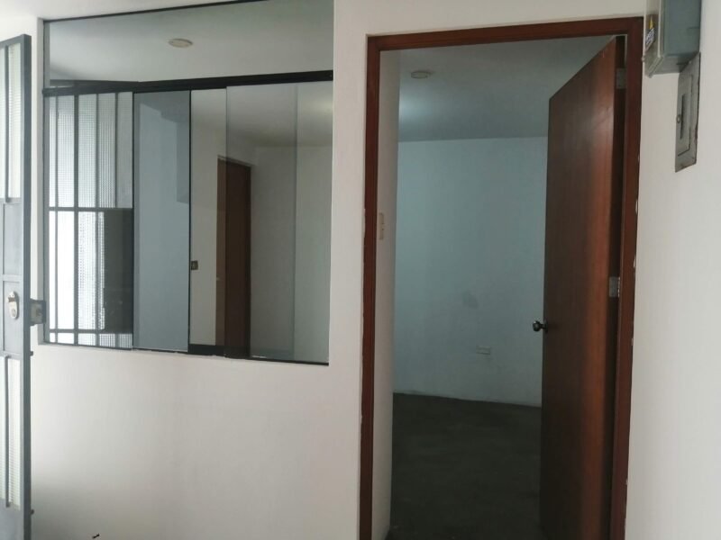BAJO DE PRECIO: Venta de Casa de 3 pisos , ideal para negocio de alquiler de dptos. en Carabayllo