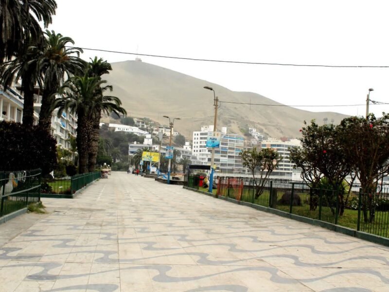 Casa de 3 pisos. Malecón Ancón.