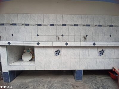 Casa con 3 departamentos en Remate